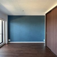 福岡市西区愛宕浜の売買物件/正面は濃いブルーのクロスで、海を連想させる空間。