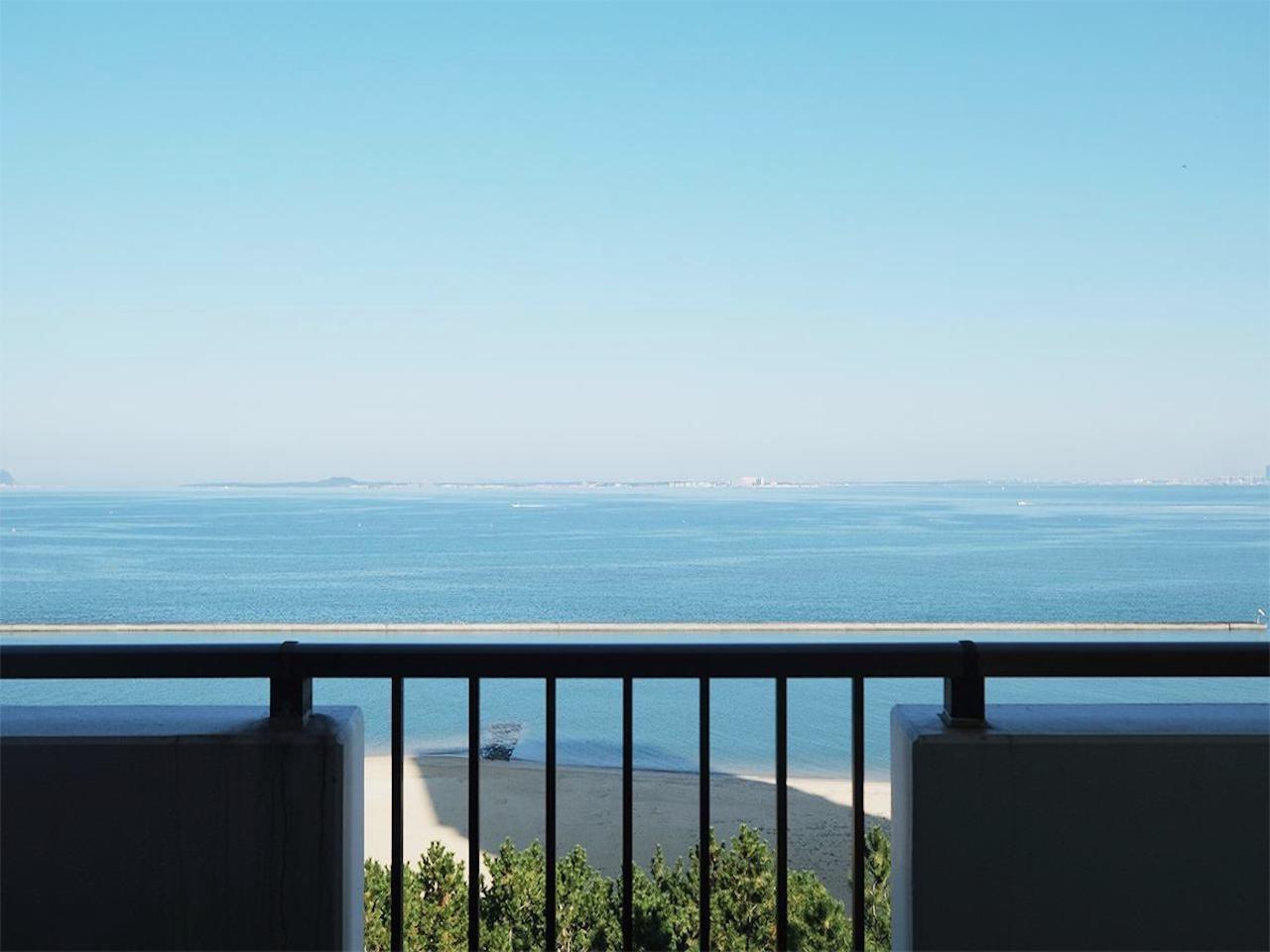 福岡市西区愛宕浜の売買物件/窓の先に広がるのは、余計なもののない、まっすぐな海。