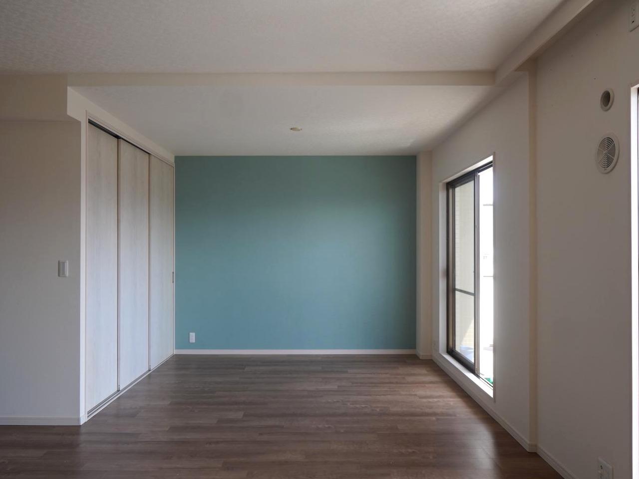 福岡市西区愛宕浜の売買物件/リビング奥は、爽やかなスカイブルーのクロス。