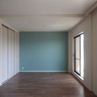 福岡市西区愛宕浜の売買物件/リビング奥は、爽やかなスカイブルーのクロス。