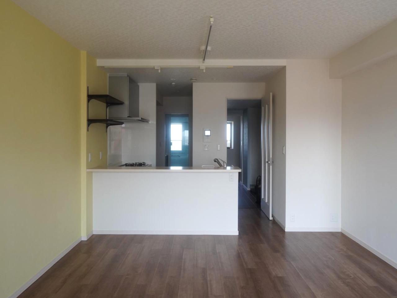 福岡市西区愛宕浜の売買物件/ダイニングスペースとゆるやかにつながる対面キッチン。