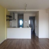 福岡市西区愛宕浜の売買物件/ダイニングスペースとゆるやかにつながる対面キッチン。