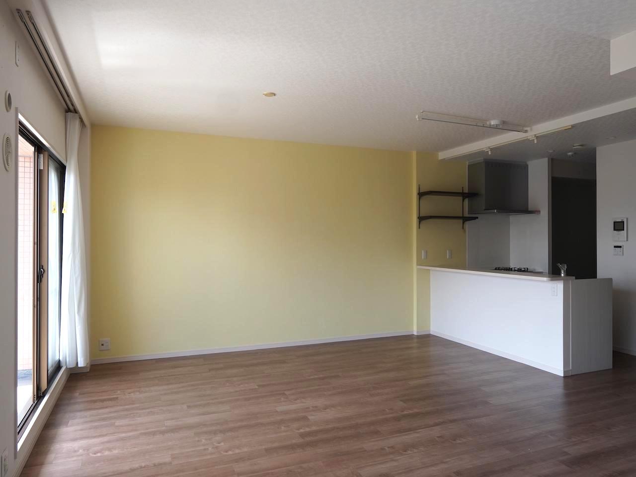 福岡市西区愛宕浜の売買物件/リビング。淡いイエローの壁が、やわらかく空間を彩っています。