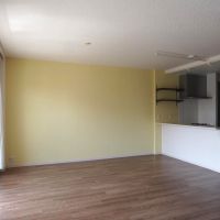 福岡市西区愛宕浜の売買物件/リビング。淡いイエローの壁が、やわらかく空間を彩っています。