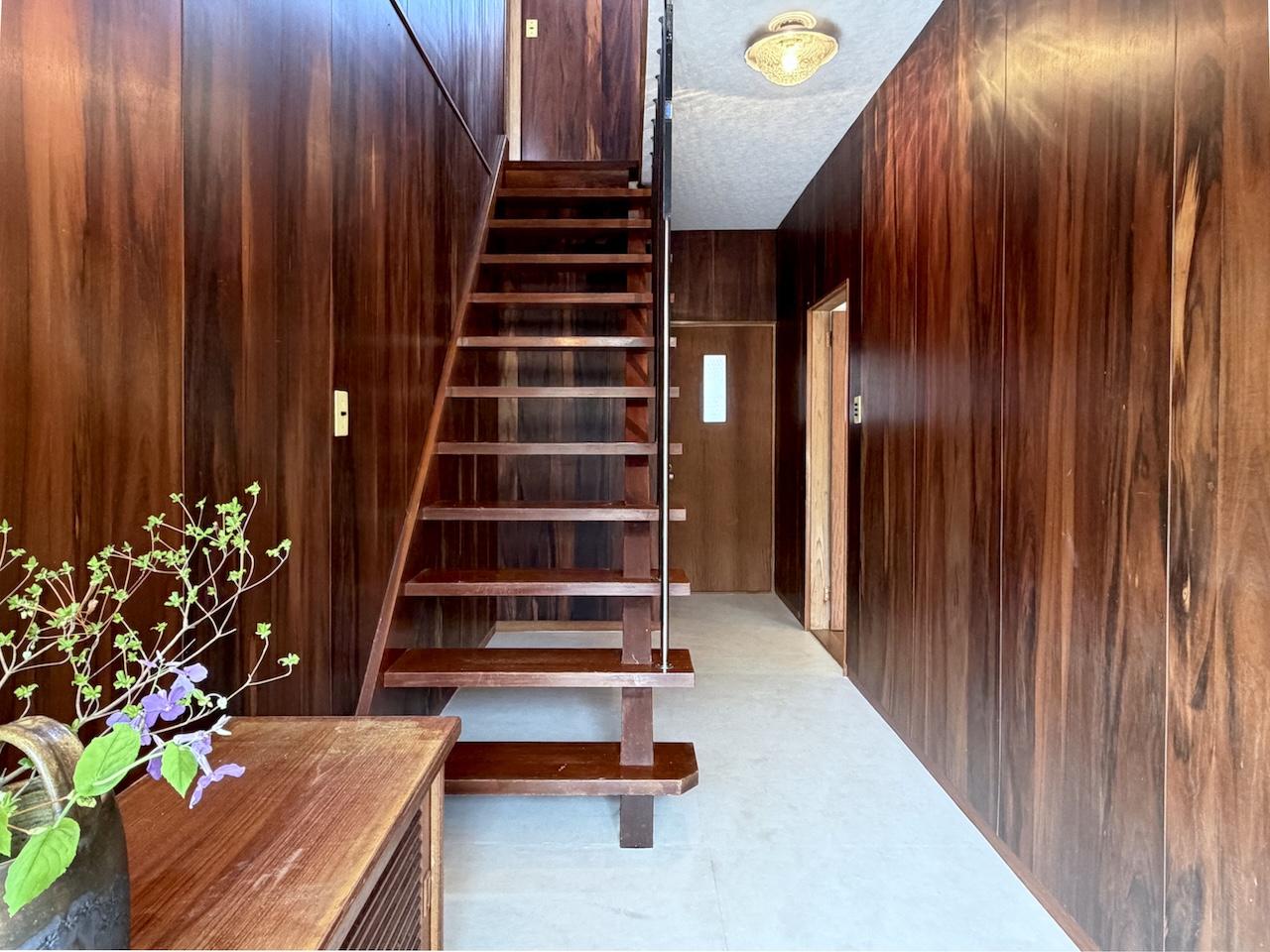 福岡県久留米市草野町の賃貸物件/玄関を開けると、激シブな内装。