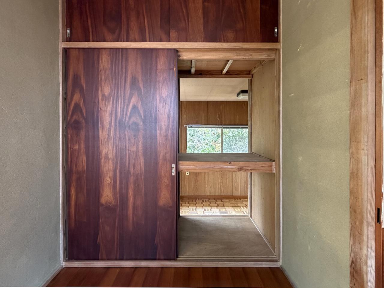 福岡県久留米市草野町の賃貸物件/広縁にある収納をあけると、隣とお部屋と繋がる面白い作り。