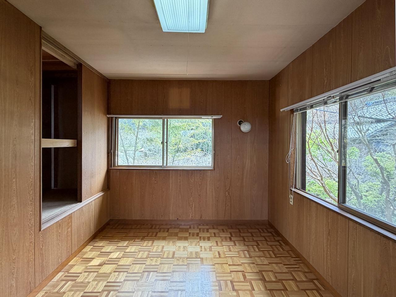 福岡県久留米市草野町の賃貸物件/パーケットフロアの昭和な洋室。