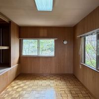 福岡県久留米市草野町の賃貸物件/パーケットフロアの昭和な洋室。