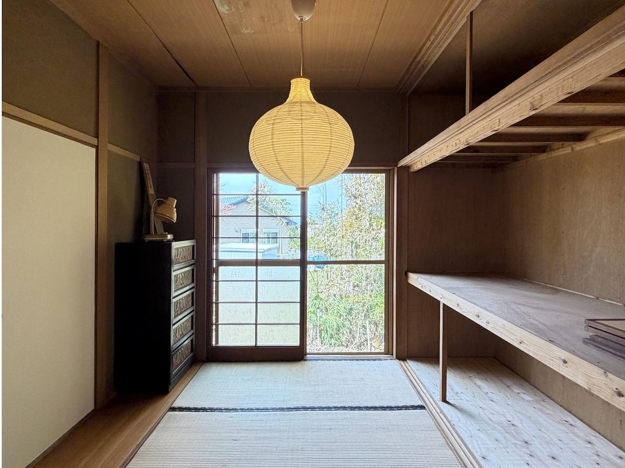 福岡県久留米市草野町の賃貸物件/押入れの扉は撤去しており、デスクとしても使えそう。