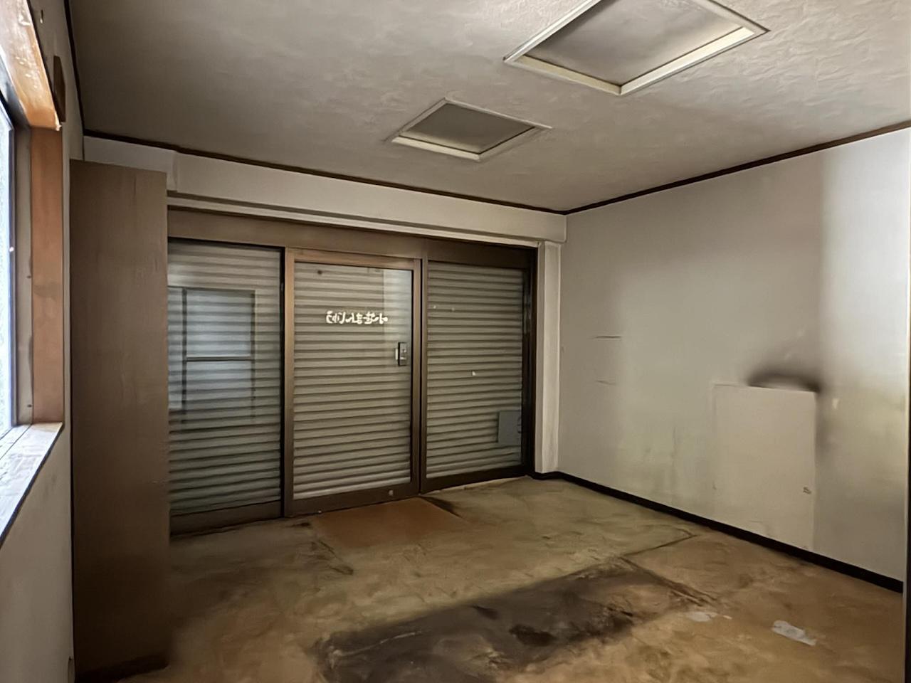 福岡市中央区小笹の賃貸物件/1階店舗区画。シャッターをあければ、目の前は道路の路面店になります。