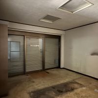 福岡市中央区小笹の賃貸物件/1階店舗区画。シャッターをあければ、目の前は道路の路面店になります。