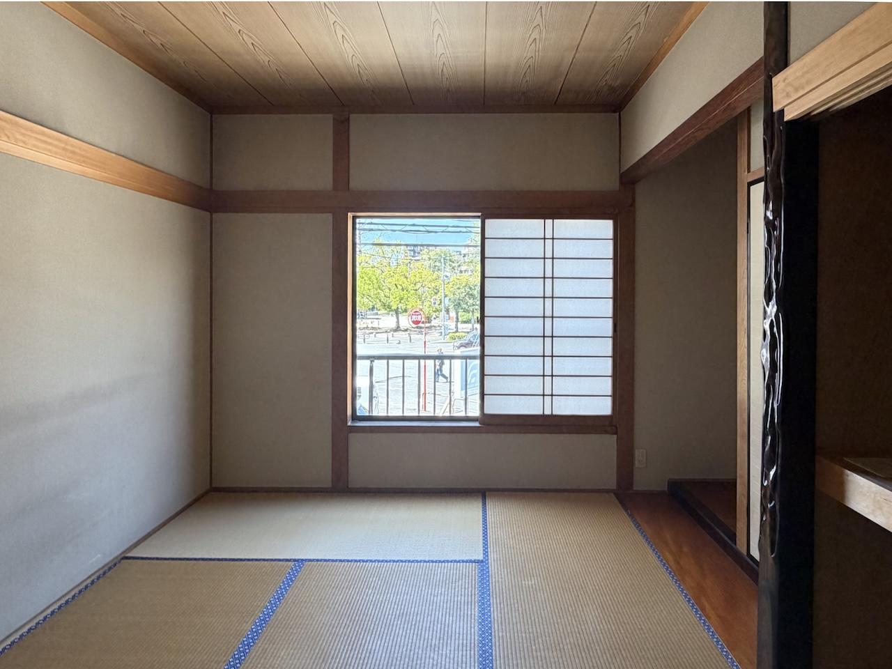 福岡市中央区小笹の賃貸物件/住居区画：2階キッチン横の和室。キッチン横が和室ということは、食事はロースタイル。