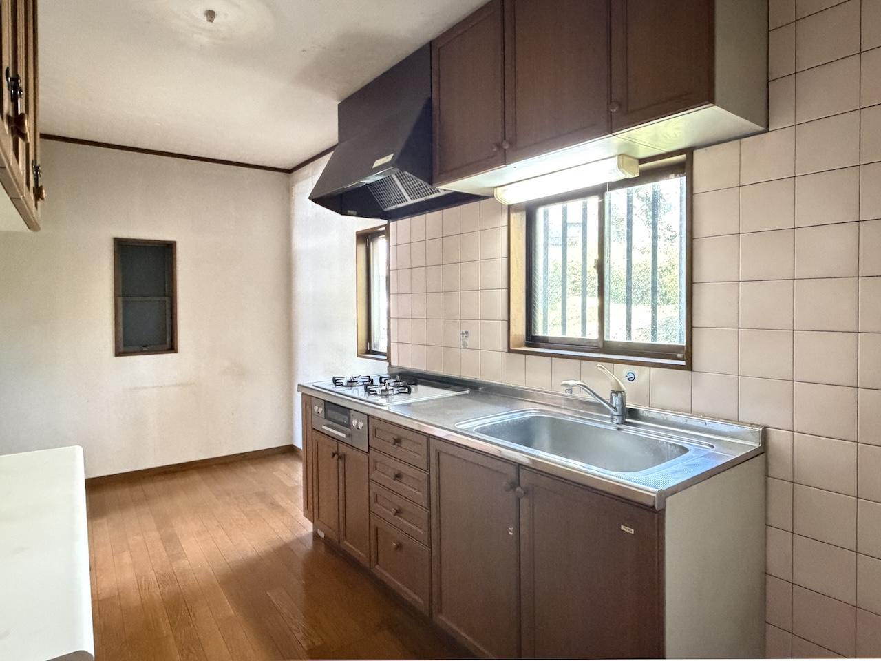 福岡市中央区小笹の賃貸物件/住居区画：2階キッチン。窓からは緑が見えます。