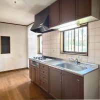 福岡市中央区小笹の賃貸物件/住居区画：2階キッチン。窓からは緑が見えます。