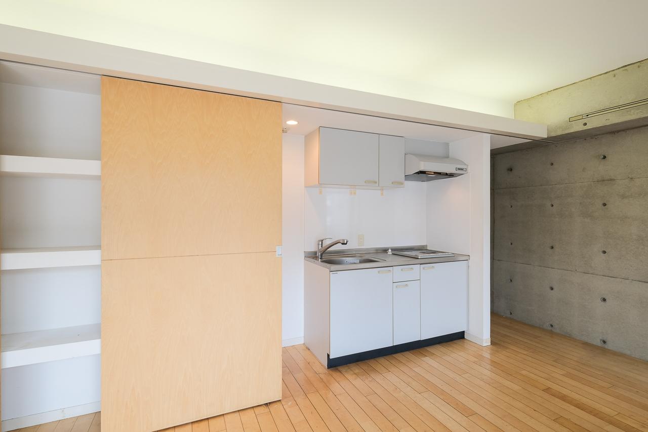 福岡市中央区薬院の賃貸物件/キッチンは余計な装飾がないぶん、器や道具で自分らしさを加えていける楽しさがあります。