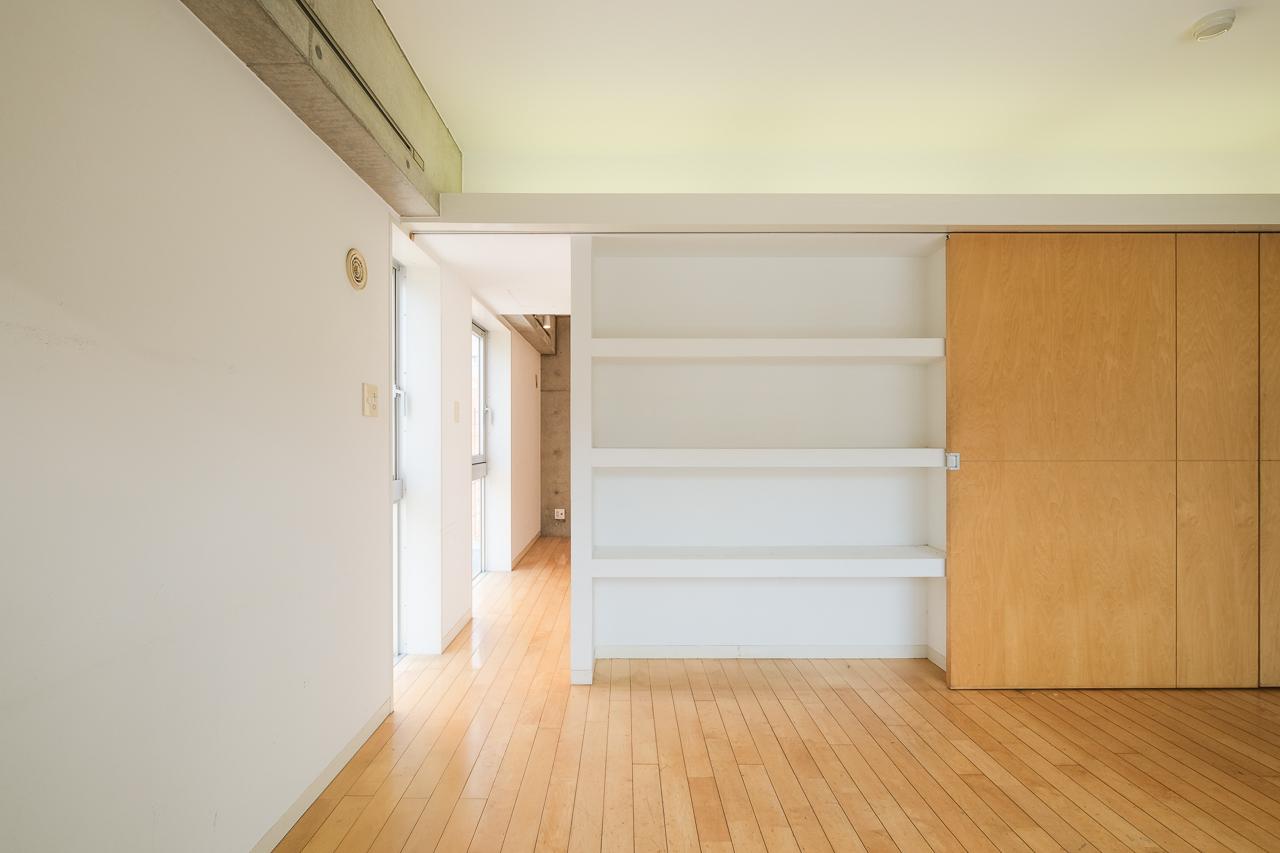 福岡市中央区薬院の賃貸物件/何かと便利な大きな造作棚が付いています。