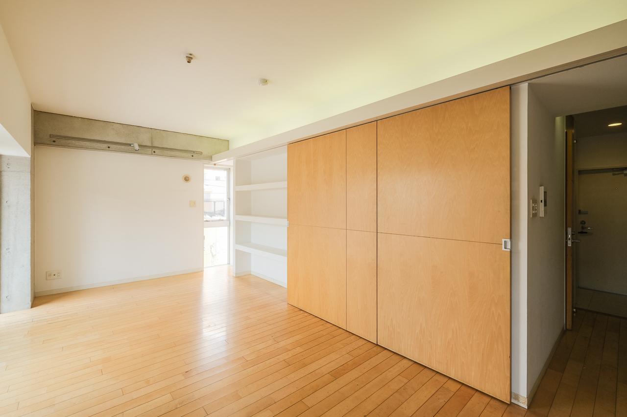 福岡市中央区薬院の賃貸物件/引き戸をうまくつかえば、キッチンを&ldquo;見せる&rdquo;も&ldquo;隠す&rdquo;も思いのまま。