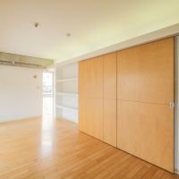 福岡市中央区薬院の賃貸物件/引き戸をうまくつかえば、キッチンを&ldquo;見せる&rdquo;も&ldquo;隠す&rdquo;も思いのまま。