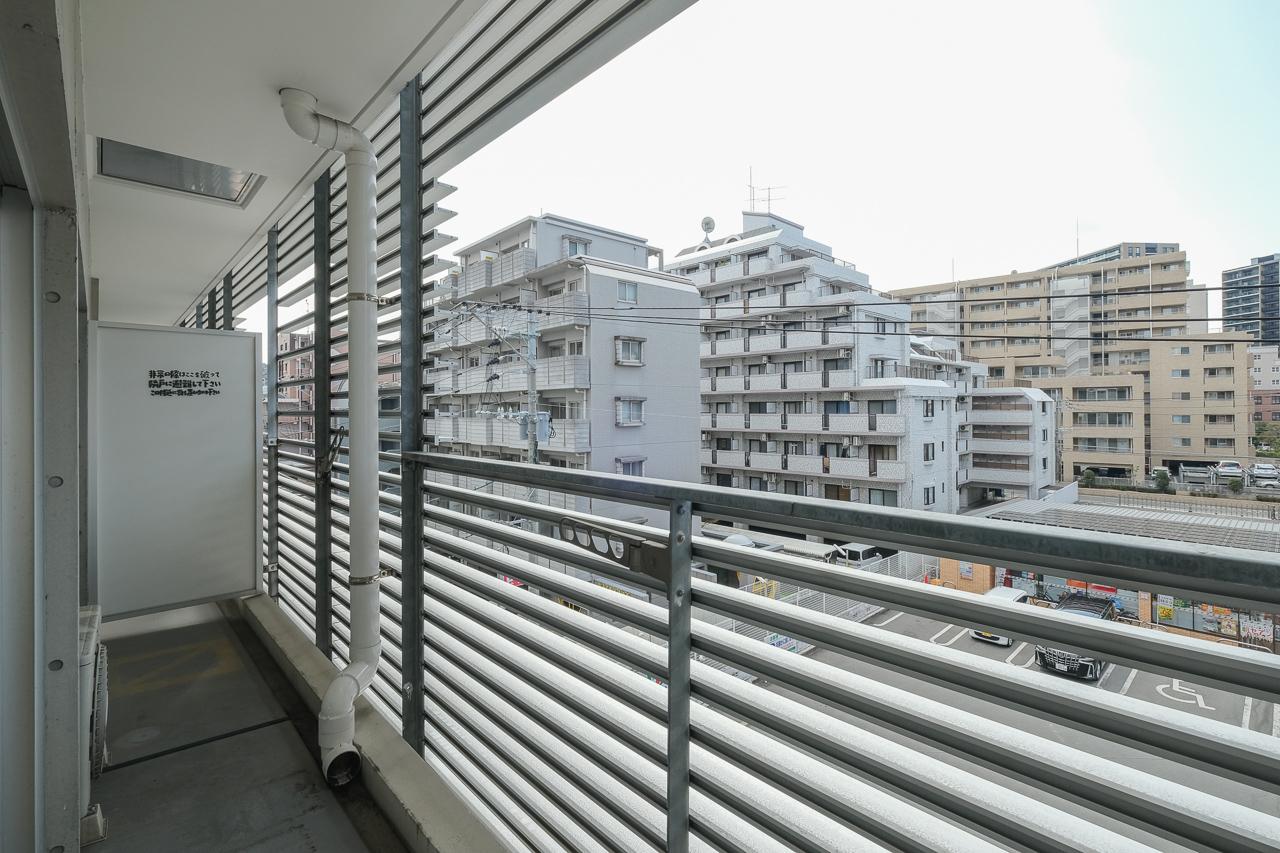 福岡市中央区薬院の賃貸物件/バルコニーにはルーバーがついていて、視線をやわらかく遮りながら、風と光はしっかり通してくれる。