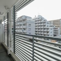福岡市中央区薬院の賃貸物件/バルコニーにはルーバーがついていて、視線をやわらかく遮りながら、風と光はしっかり通してくれる。