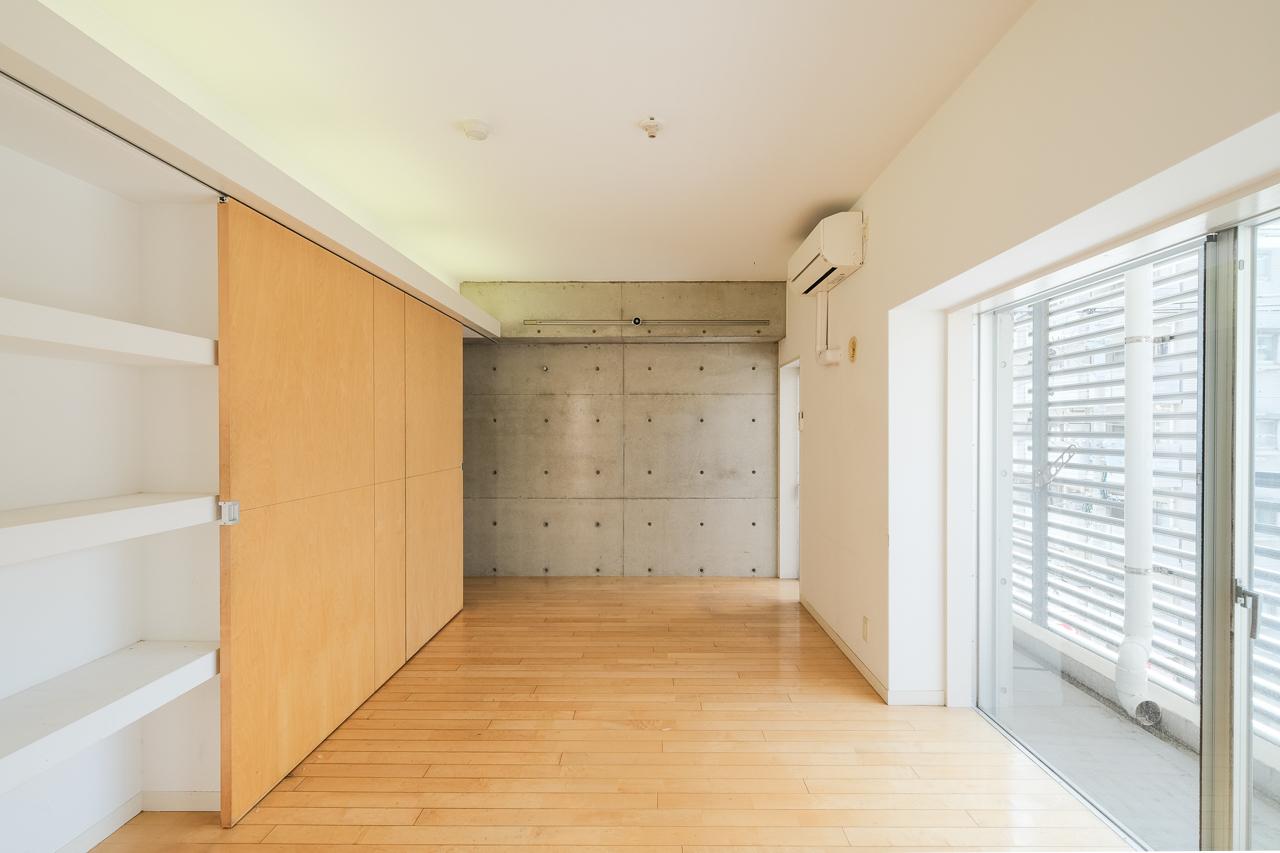 福岡市中央区薬院の賃貸物件/やわらかな光とコンクリートの陰影。玄関を開けた瞬間、この空気感。