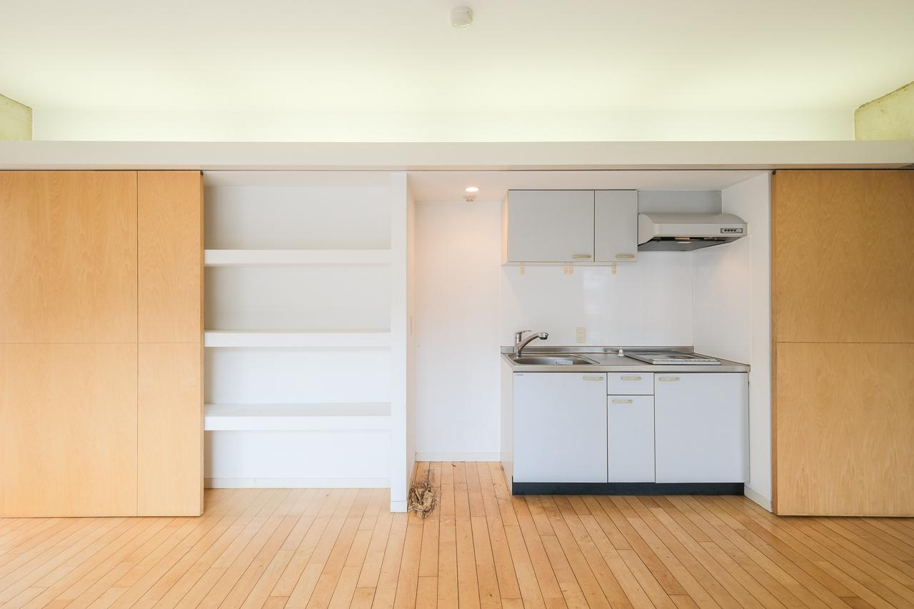 福岡市中央区薬院の賃貸物件/引き戸をずらせばキッチン登場。