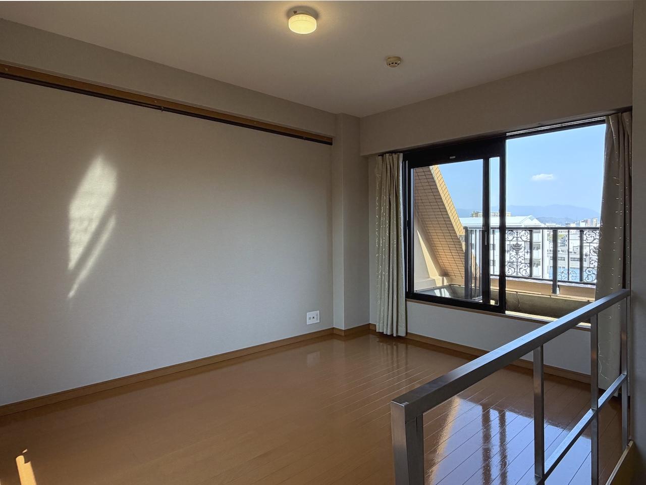 福岡市南区大楠の賃貸物件/幸せの黄色階段を登り上階へ。