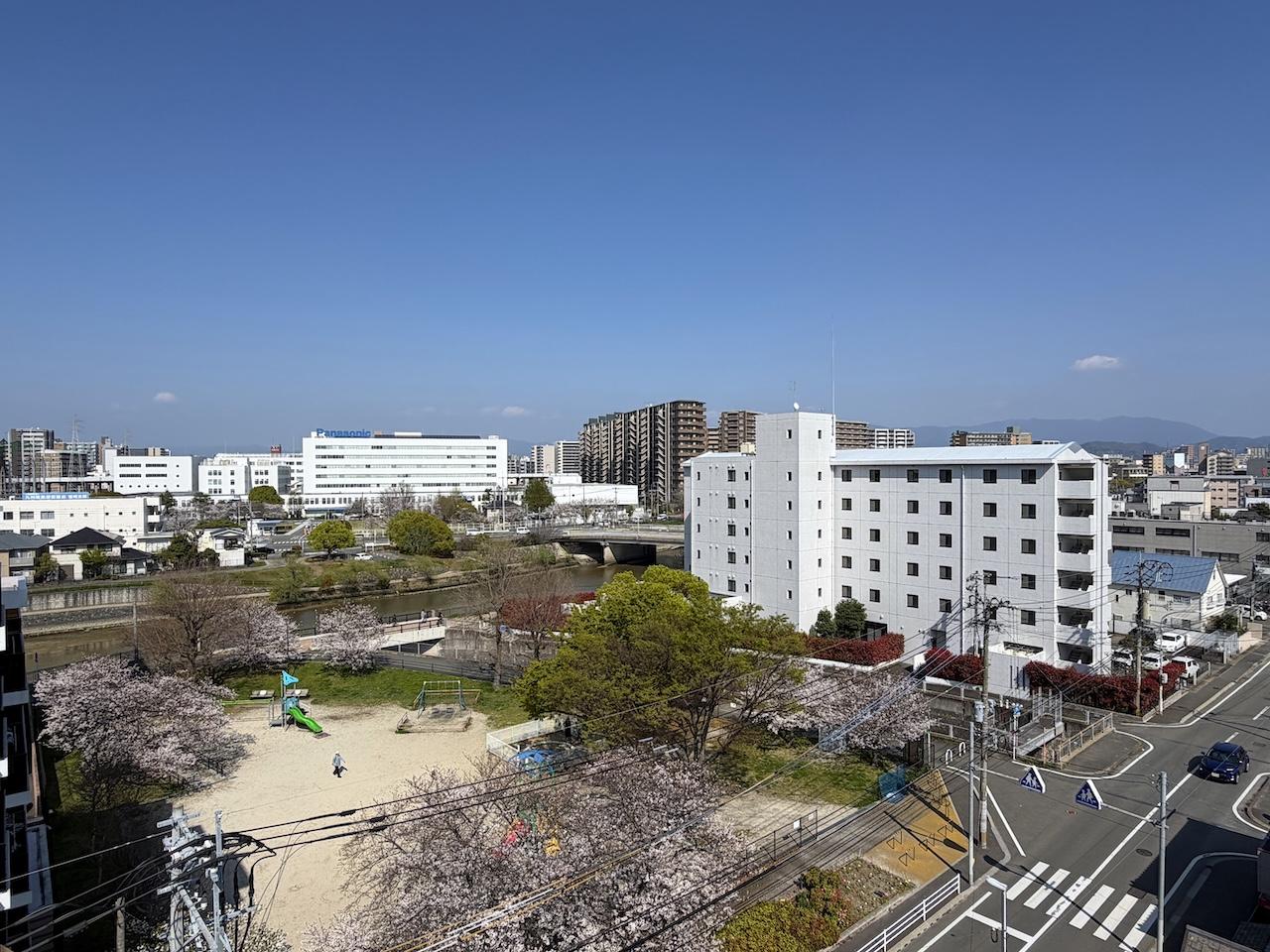 福岡市南区大楠の賃貸物件/バルコニーから公園を眺めることができます。