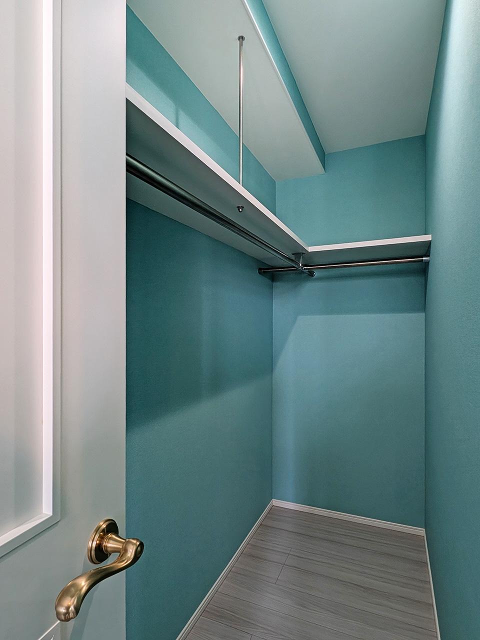 福岡市博多区東比恵の賃貸物件/嬉しいウォークインクローゼット付き。ここの壁も一面ぬかりなし。