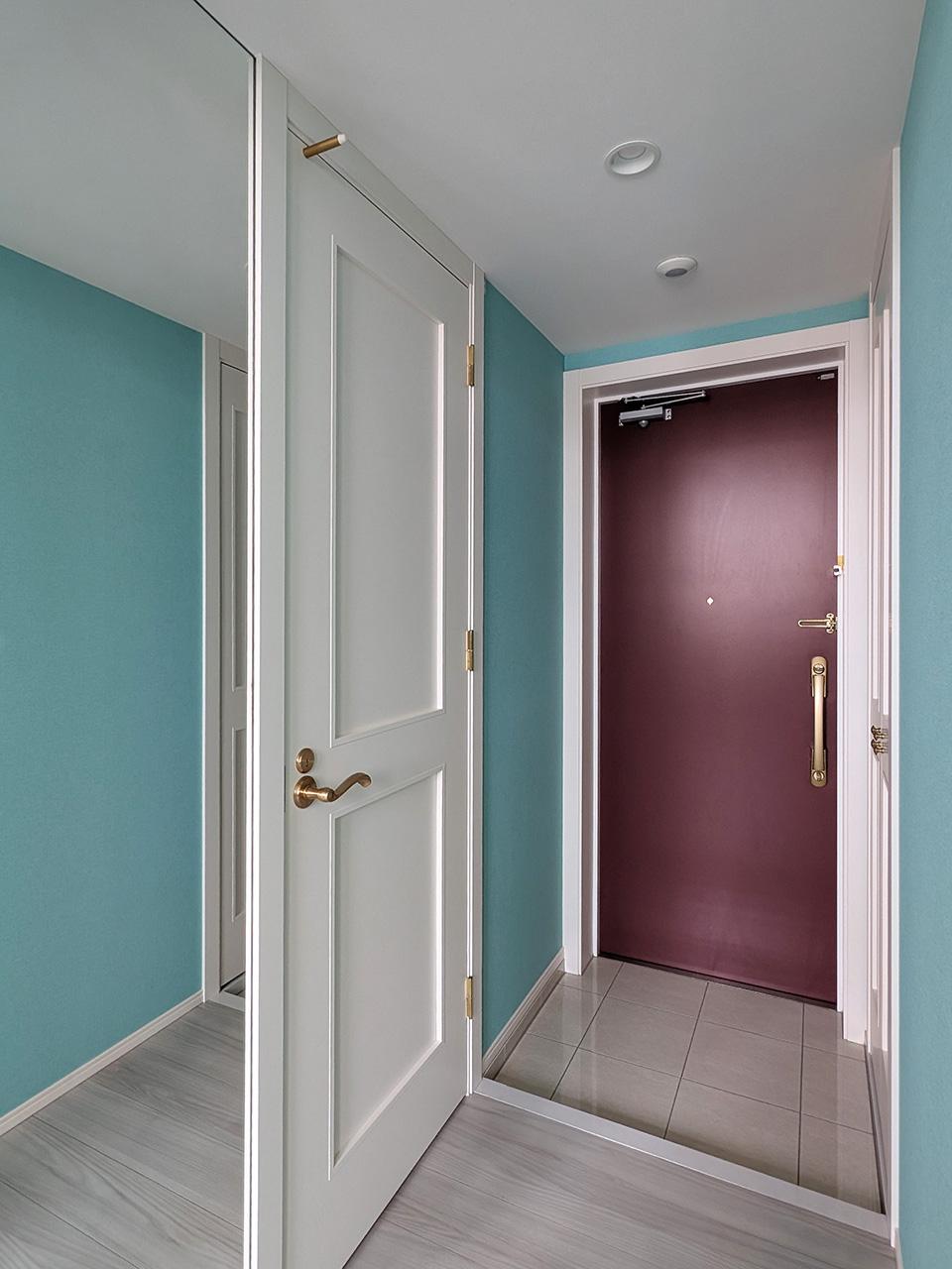 福岡市博多区東比恵の賃貸物件/玄関はワインレッドの扉とのコントラスト。これまた素敵。