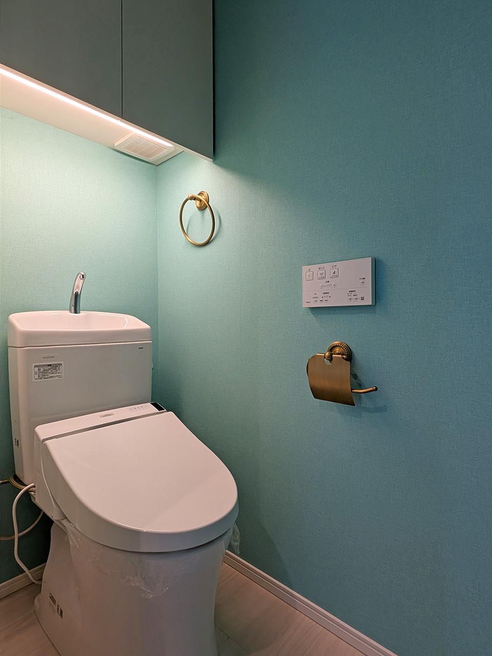 福岡市博多区東比恵の賃貸物件/お手洗い。ペーパーホルダーやタオルハンガーまで意識が高くて、世界観が統一されてるな～。