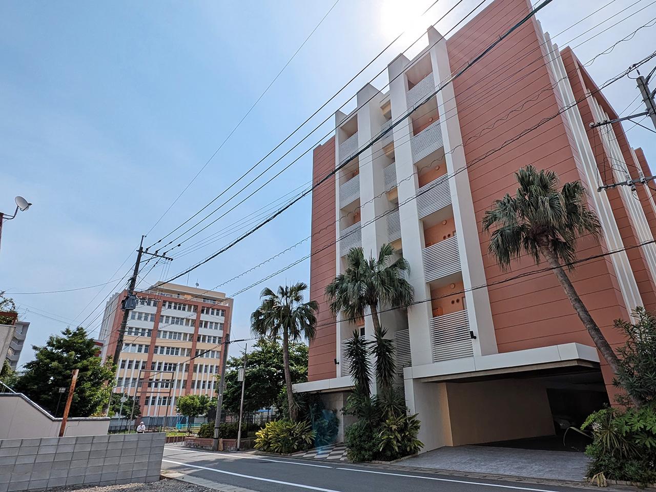 福岡市博多区東比恵の賃貸物件/入口は南国風。公園を挟んだお隣には兄弟がいます。