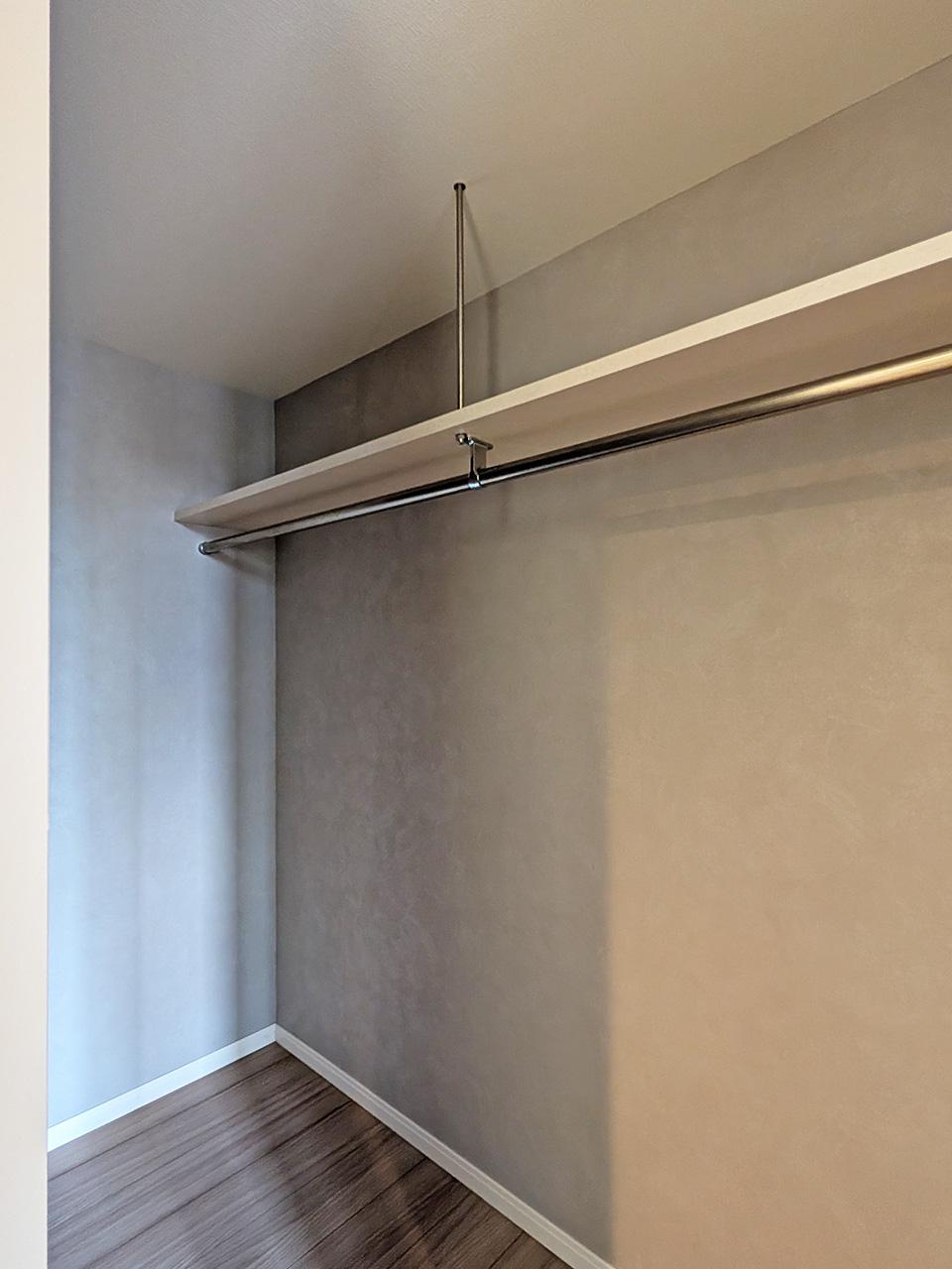 福岡市博多区東比恵の賃貸物件/嬉しいウォークインクローゼット付き。ここの壁も一面ぬかりなし。