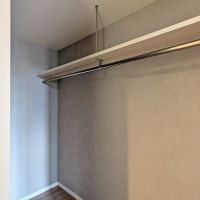 福岡市博多区東比恵の賃貸物件/嬉しいウォークインクローゼット付き。ここの壁も一面ぬかりなし。