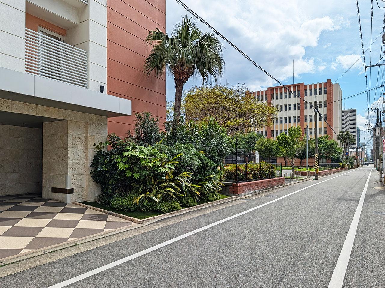 福岡市博多区東比恵の賃貸物件/建物のお隣は公園。その先には兄弟の姿が。