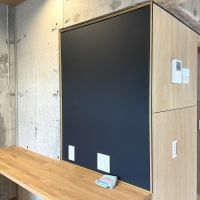 北九州市⼩倉南区志徳の賃貸物件/壁付けの黒板ボードが、空間に遊び心を与えてくれます。