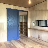 北九州市⼩倉南区志徳の賃貸物件/ドアのディープブルーがアクセントになっています。