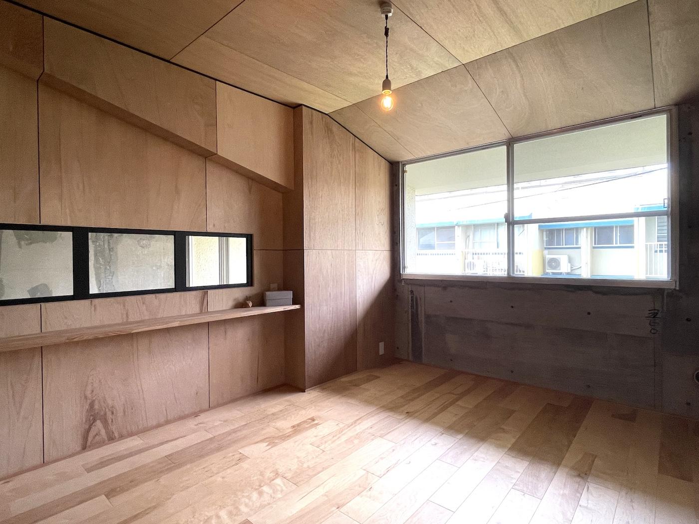北九州市⼩倉南区志徳の賃貸物件/2Fの5.9帖洋室。天井や壁のフォルムが個性的。