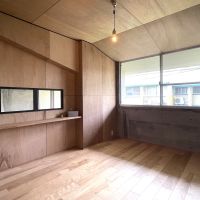 北九州市⼩倉南区志徳の賃貸物件/2Fの5.9帖洋室。天井や壁のフォルムが個性的。