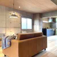 北九州市⼩倉南区志徳の賃貸物件/コンクリートの壁面と床天井のウッドのバランスが良いです。