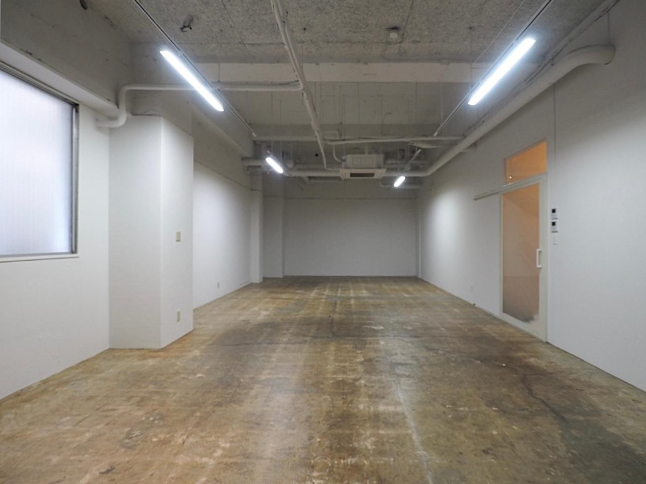 福岡市中央区清川の賃貸物件/壁と天井の全面に白塗装、床はコンクリートの躯体。