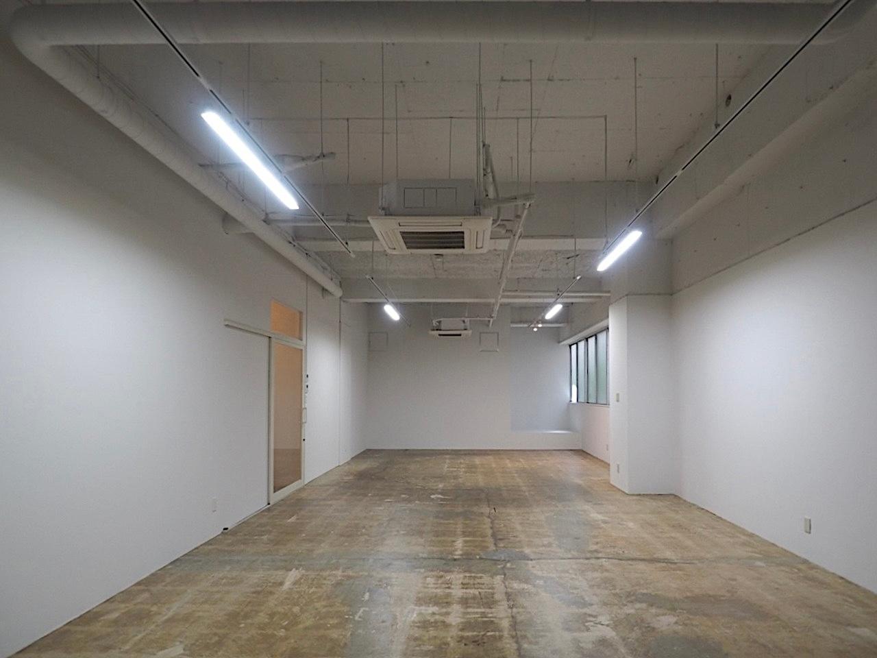 福岡市中央区清川の賃貸物件/天井約高3.5メートルのスタジオ空間。