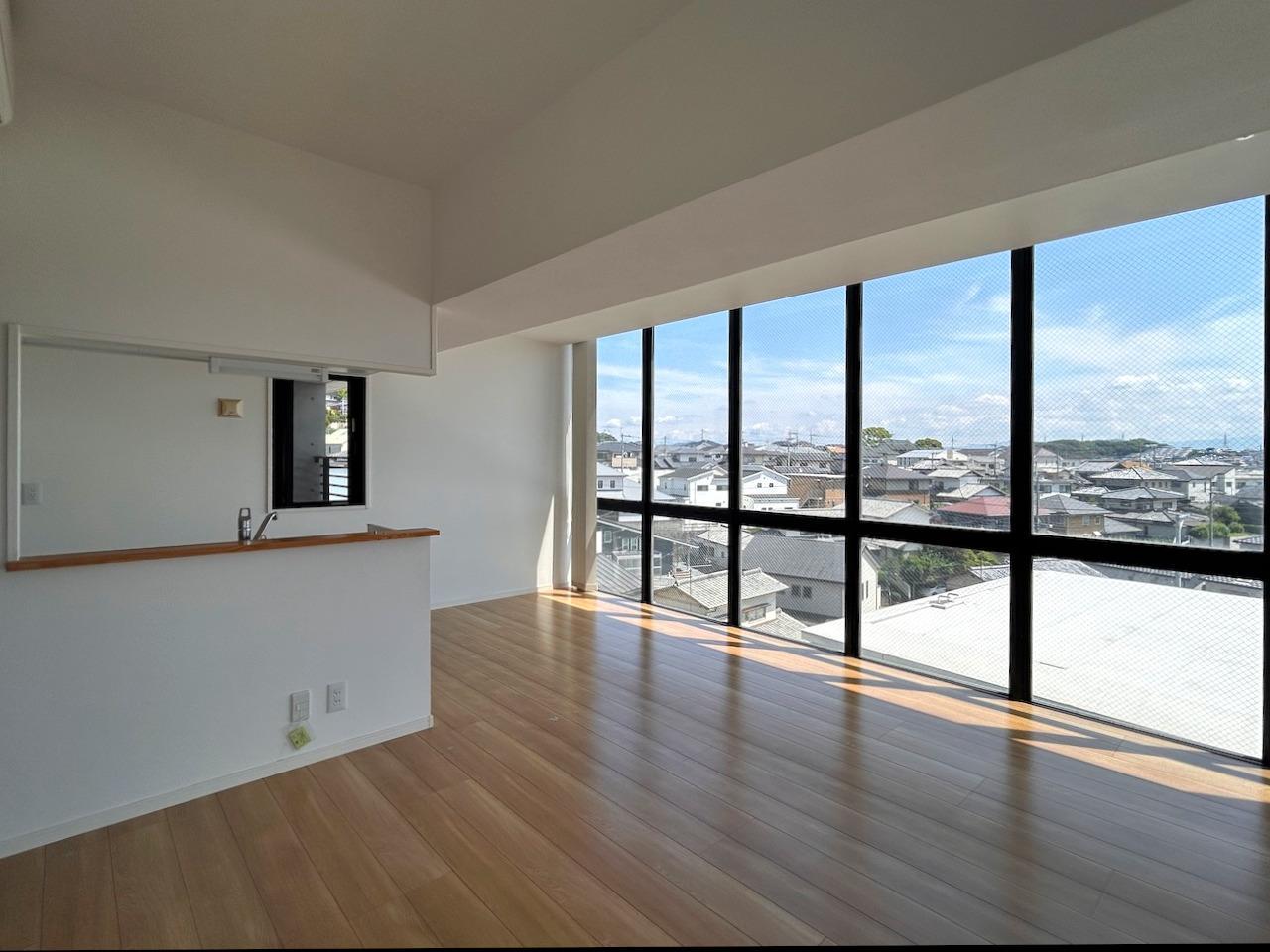 福岡市東区水谷の賃貸物件/リビング。いやー明るい。
