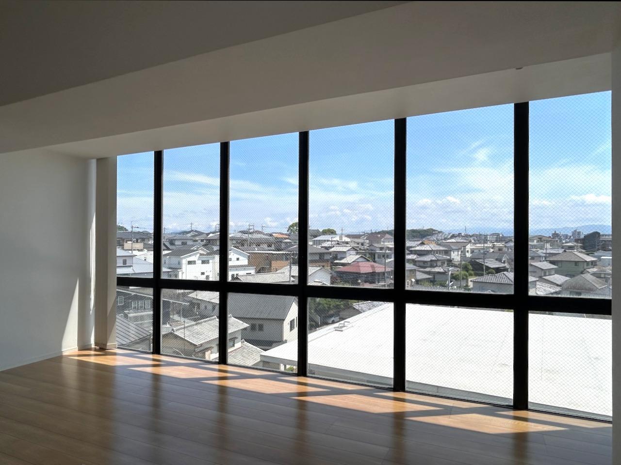 福岡市東区水谷の賃貸物件/上階のバルコニーや軒もなく、ダイレクトな採光面。