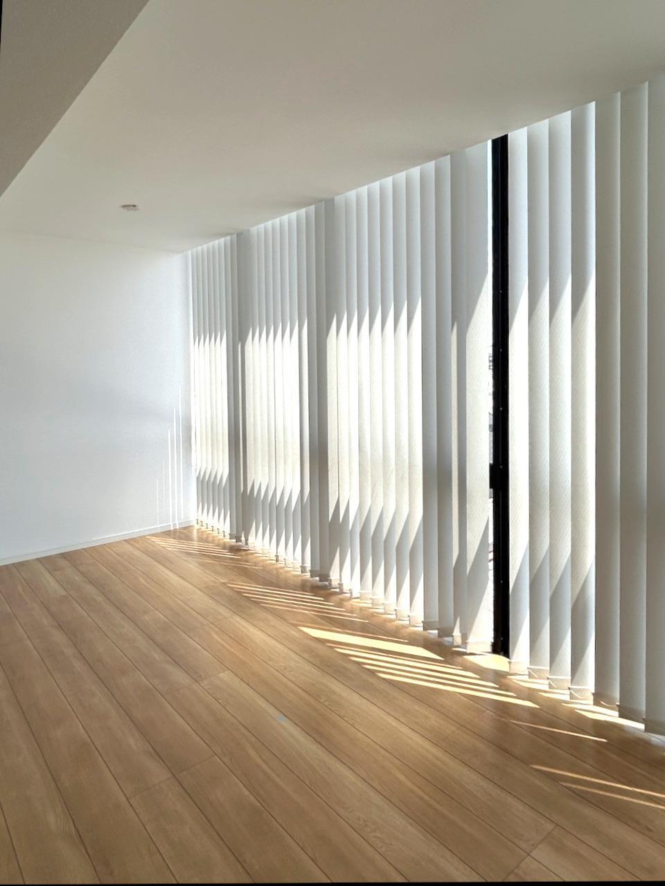 福岡市東区水谷の賃貸物件/ブラインドがついています。差し込む陽の光が綺麗で思わずパシャリ。