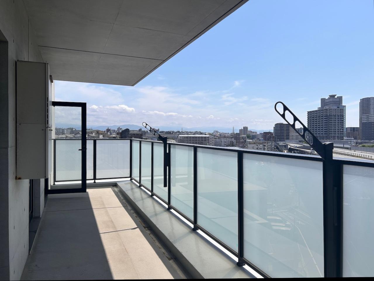 福岡市東区水谷の賃貸物件/逆サイドから。バルコニーに出ると車の走行音が聞こえました。