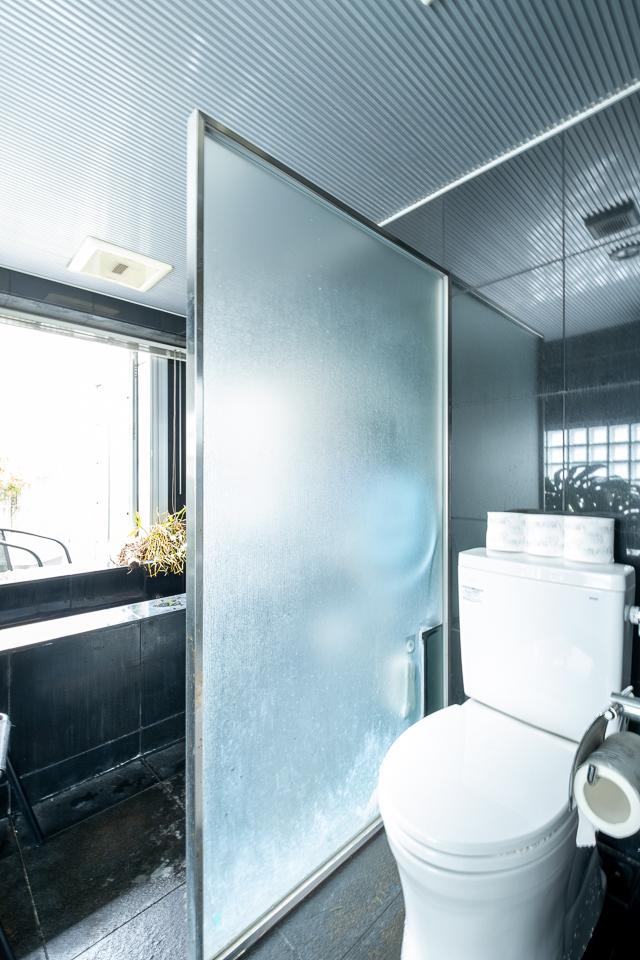 福岡市中央区六本松の賃貸物件/お風呂の手前にお手洗い。