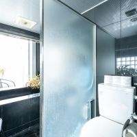 福岡市中央区六本松の賃貸物件/お風呂の手前にお手洗い。