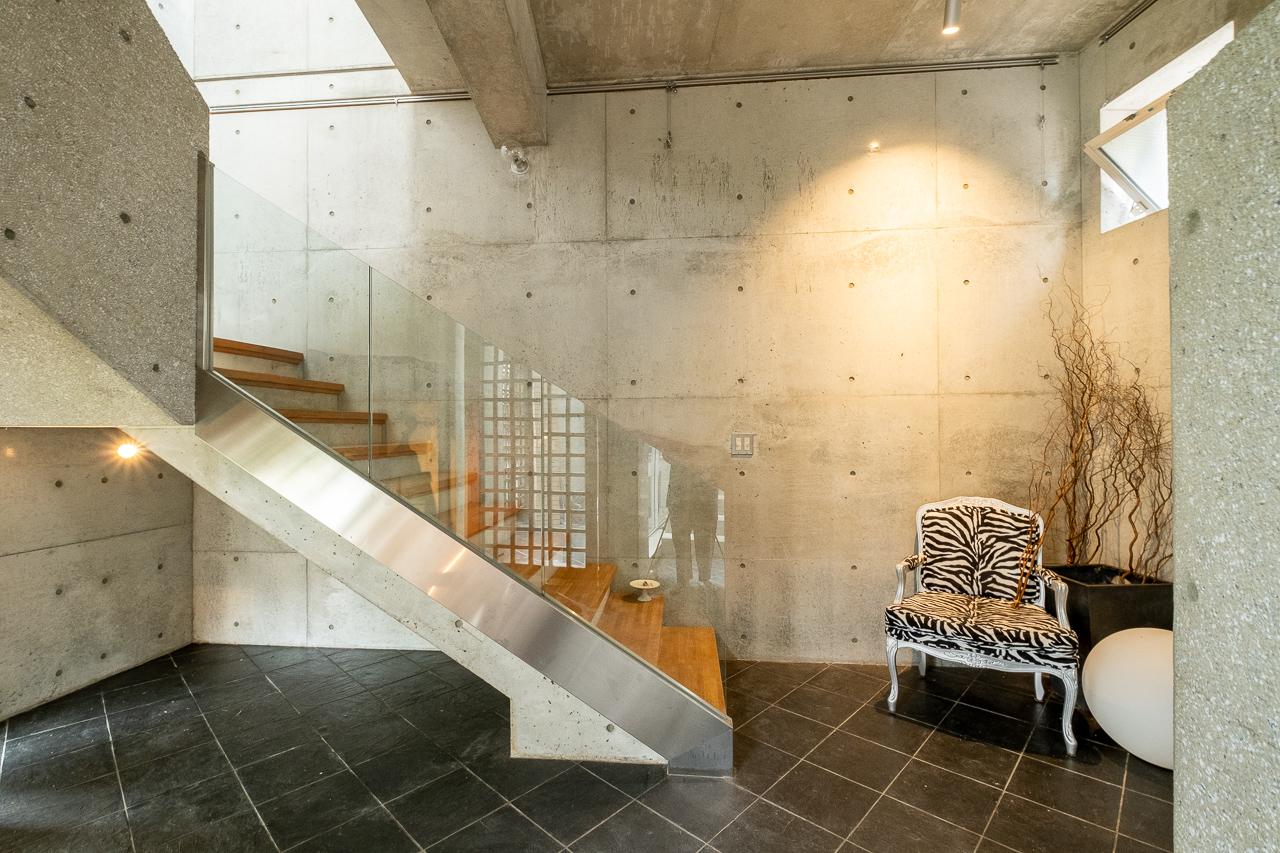 福岡市中央区六本松の賃貸物件/玄関を開けると目の前に階段。