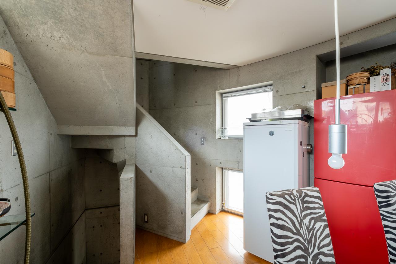 福岡市中央区六本松の賃貸物件/キッチンの奥には3階に上がる階段。